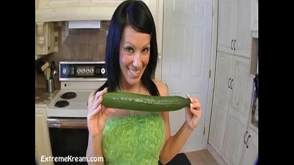 新鲜Kream fucking her holes with her vegetables until she squirts我的电影