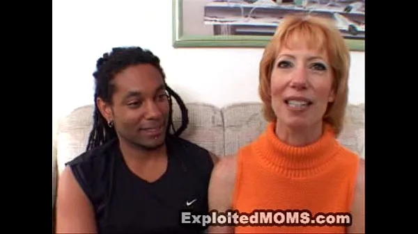 Sexy Older Moms aime baiser une grosse bite de noir dans une vidéo interraciale