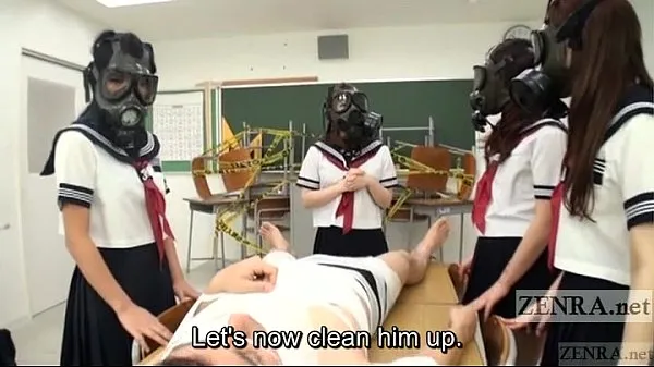 Одетые женщины, раздетый мужчина: противогаз, осмотр японских школьниц с субтитрами