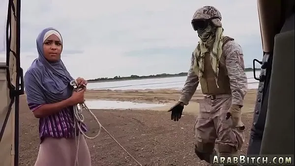 Esposa musulmana engaña a The Booty Drop Point, 23 km fuera de la base