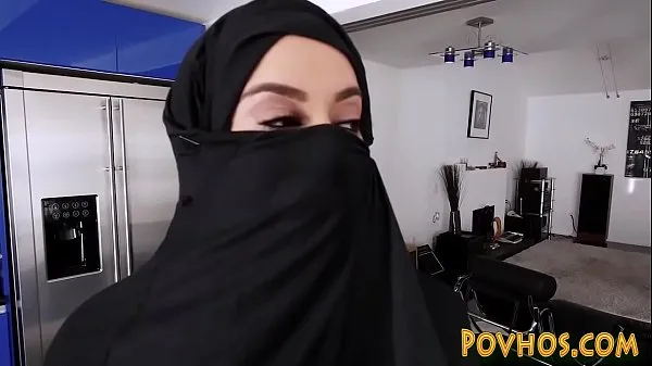イスラム教徒の巨乳ふしだらな女ハメ撮りは、ブルカでコックを吸って乗っています