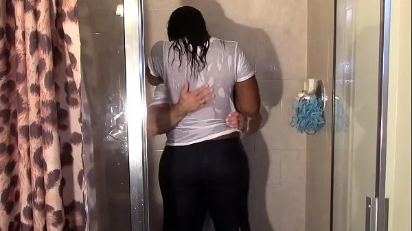 Big Black Booty Grinding White Dick dans la douche jusqu'à ce qu'ils cum