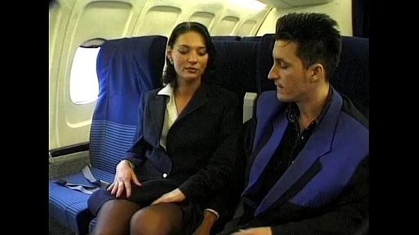 Свежие Красотка-брюнетка в униформе стюардессы трахается в самолете моих фильмов