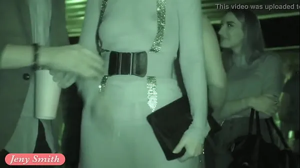Jeny Smith nuda in un evento pubblico in abito trasparente