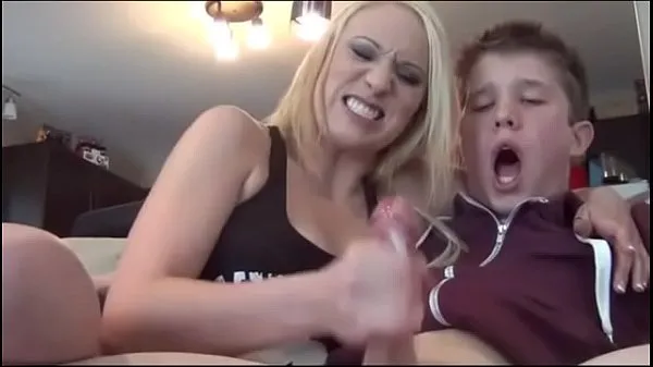 Sveži Lucky being jacked off by hot blondes moji filmi