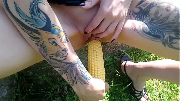 Φρέσκο Lucy Ravenblood fucking pussy with corn in public τις ταινίες μου