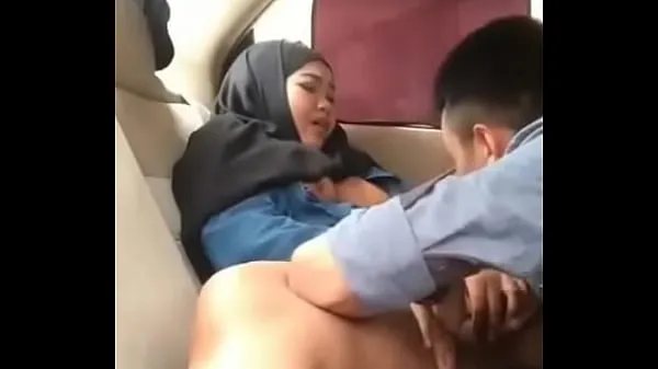 Tuoreet Hijab girl in car with boyfriend elokuvistani