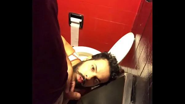 Tuoreet Pissing in the bathroom elokuvistani