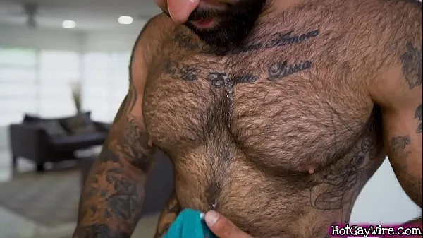 Segar Guy gets aroused by his hairy stepdad - gay porn Film saya