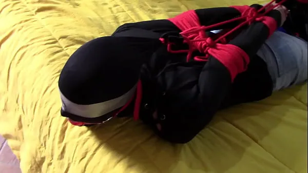 Fresco Laura XXX con calze e plateau, legata sul letto, imbavagliata con cappuccio i miei film
