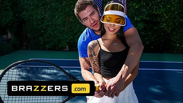 Friss Xander Corvus) Massages (Gina Valentinas) Foot To Ease Her Pain They End Up Fucking - Brazzers filmjeim