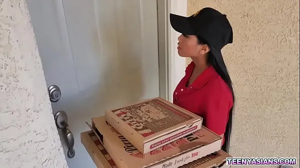 최신 Two horny teens ordered some pizza and fucked this sexy asian delivery girl 내 영화