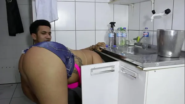 Frisk The cocky plumber stuck the pipe in the ass of the naughty rabetão. Victoria Dias and Mr Rola mine filmer