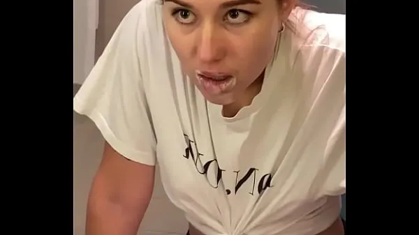 Blowjob in the bath while brushing your teeth. cum on face
