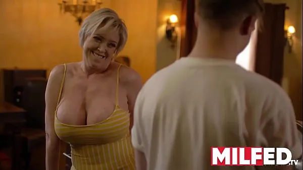Segarkan Mother-in-law Seduces him with her HUGE Tits (Dee Williams) — MILFED Filem saya