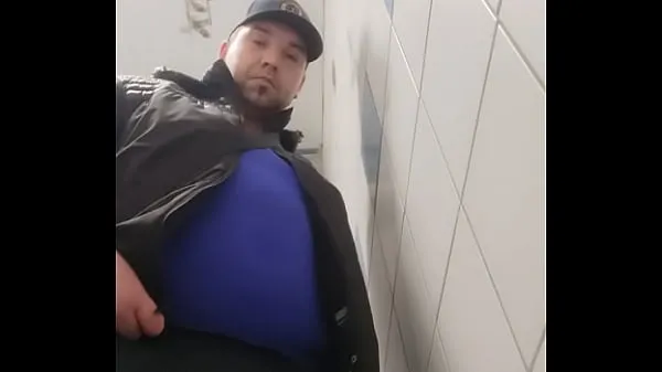 Tuoreet Chubby gay dildo play in public toilet elokuvistani