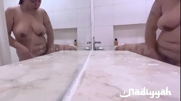 Fresco Bella moglie araba paffuta con grandi tette che fa il bagno i miei film