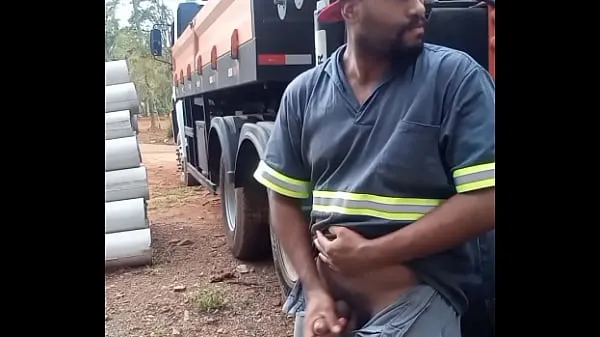 최신 Worker Masturbating on Construction Site Hidden Behind the Company Truck 내 영화