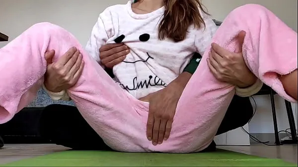 Segar asian amateur real homemade teasing pussy and small tits fetish in pajamas Film saya