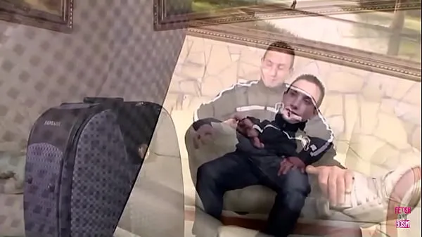 Nové Guy pulls out a midget from traveling bags to fuck when hes bored moje filmy