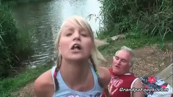 Nové Gorgeous blonde rides dick on the river shore moje filmy